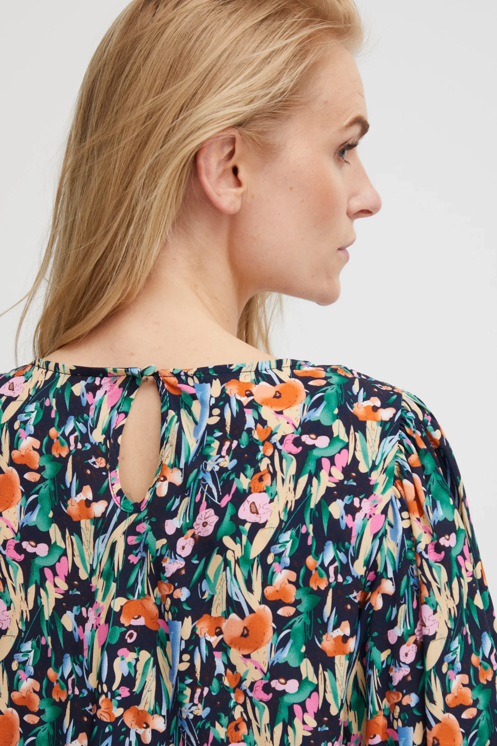 Blouse with short sleeve